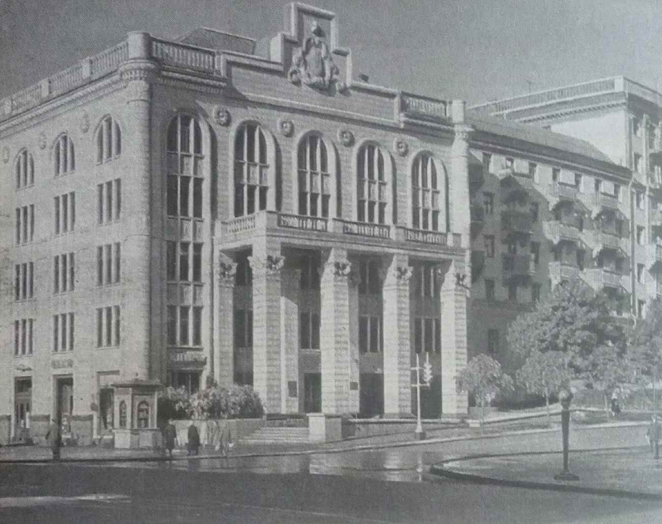 Киев, Улица Крещатик, 30 / Прорезная улица, 1