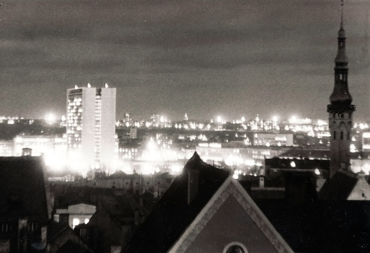 Tallinn, Viru Väljak, 4; Raekoja, 1