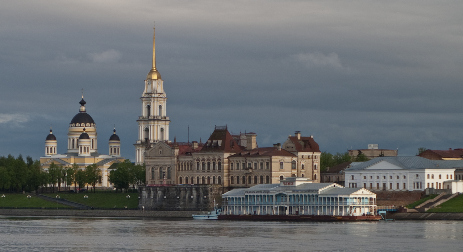 Рыбинск, Волжская набережная, 2; Крестовая улица, 2; Крестовая улица, 2