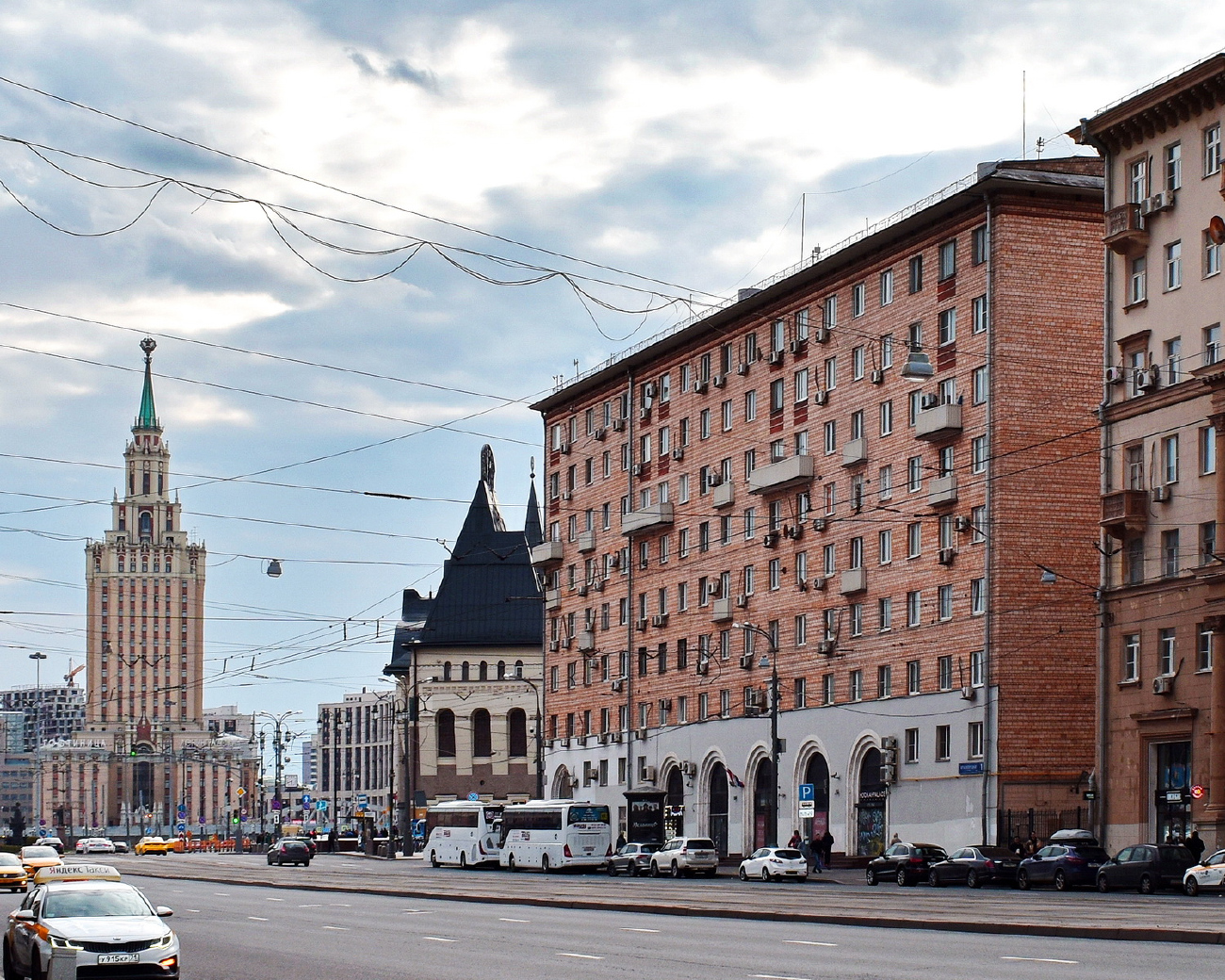 Moscow, Каланчёвская улица, 21 / Улица Маши Порываевой, 40; Краснопрудная улица, 1