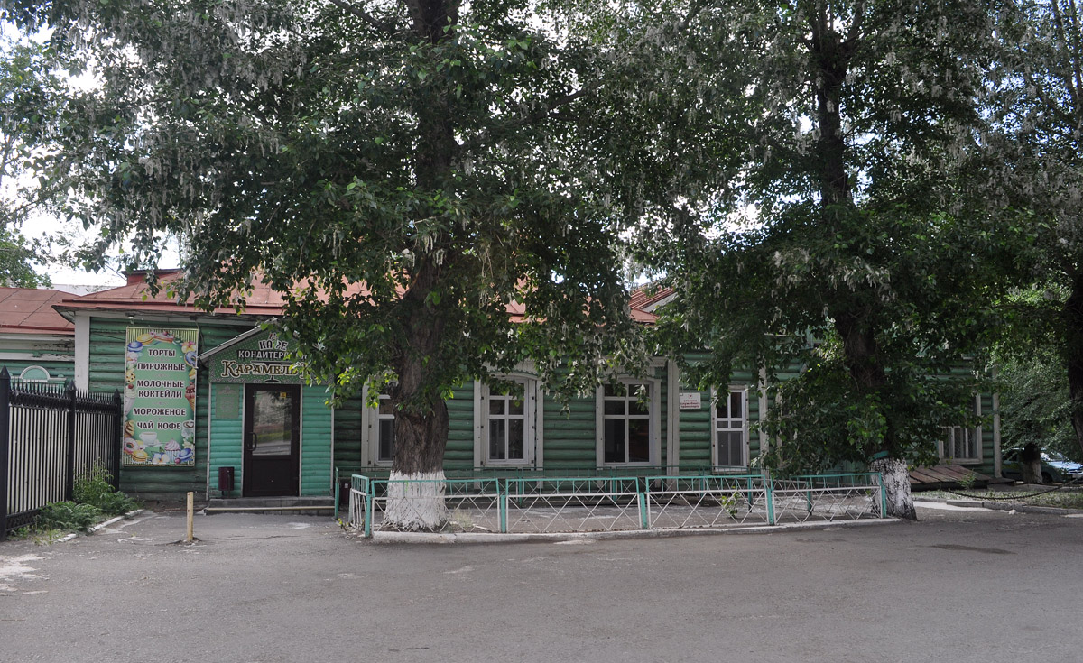 Омск, Комиссаровская улица, 13​ / Съездовская улица, 6