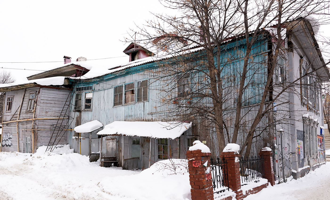 Уфа, Коммунистическая улица, 38 / Улица Аксакова, 46