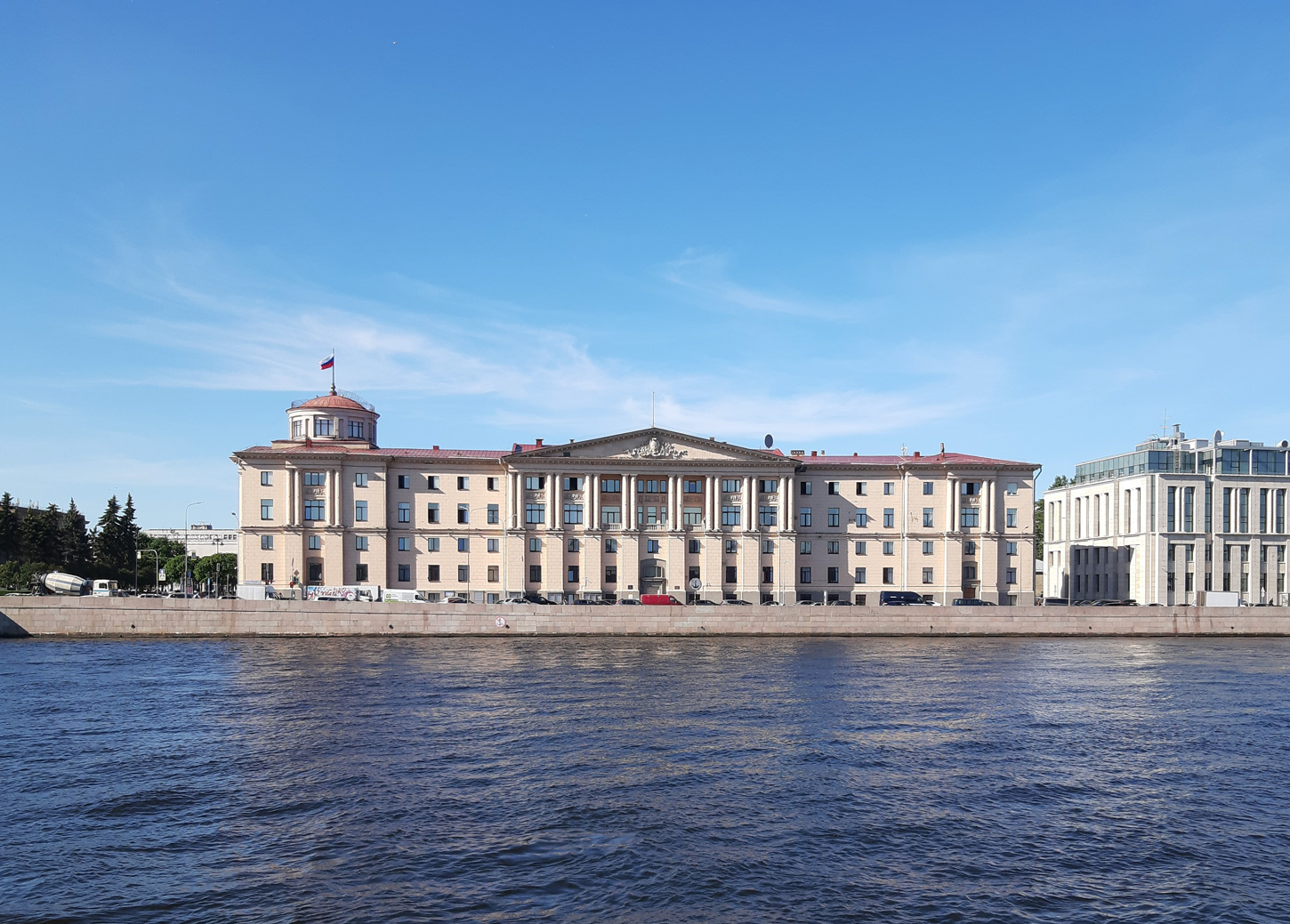 Санкт-Петербург, Арсенальная набережная, 13 корп. 1 / Площадь Ленина, 1