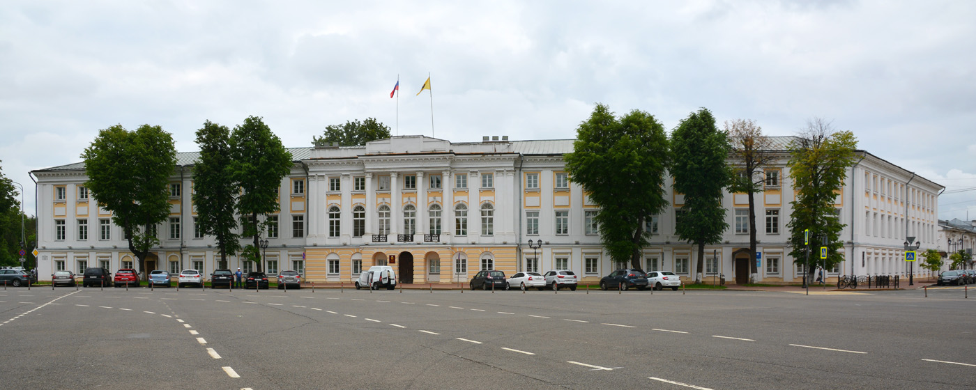 Yaroslavl, Советская площадь, 1 / Площадь Челюскинцев, 19