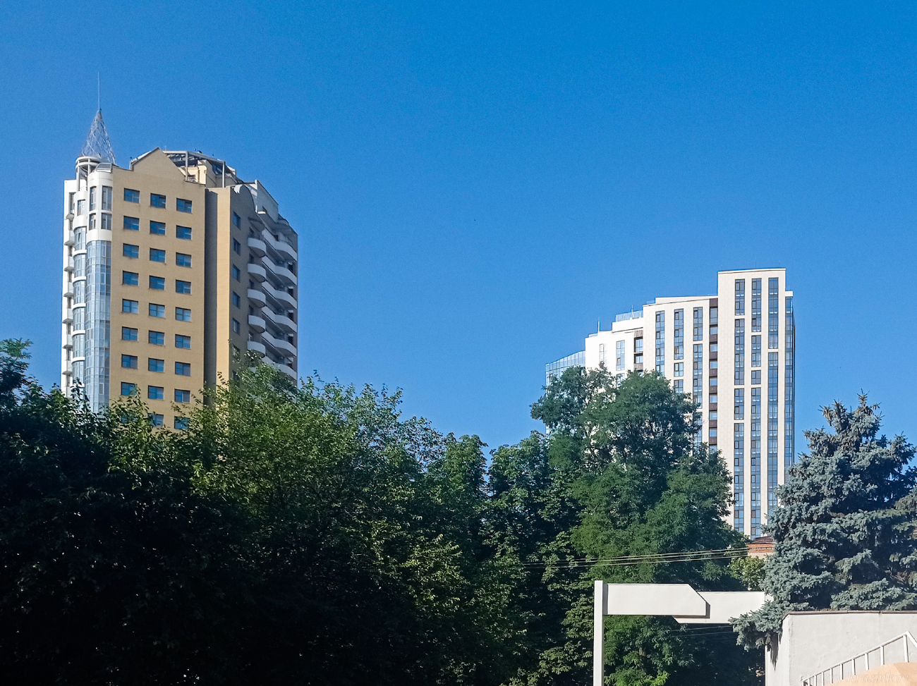 Днепр, Симферопольская улица, 2П; Проспект Дмитрия Яворницкого, 5