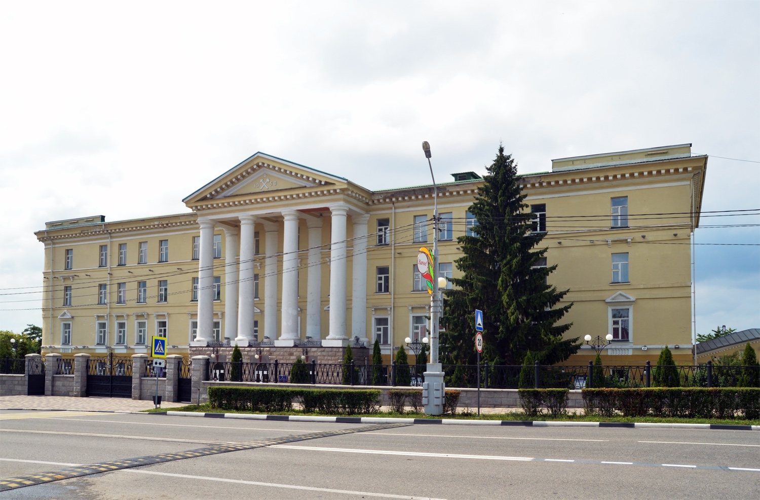 Stary Oskol, Улица Ленина, 14 / Улица Володарского, 13 Stary Oskol, Улица Ленина, 14 / Улица Володарского, 13