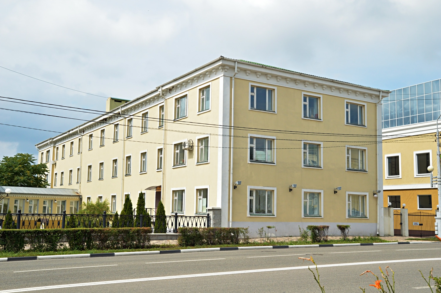 Stary Oskol, Улица Ленина, 14 / Улица Володарского, 13 Stary Oskol, Улица Ленина, 14 / Улица Володарского, 13