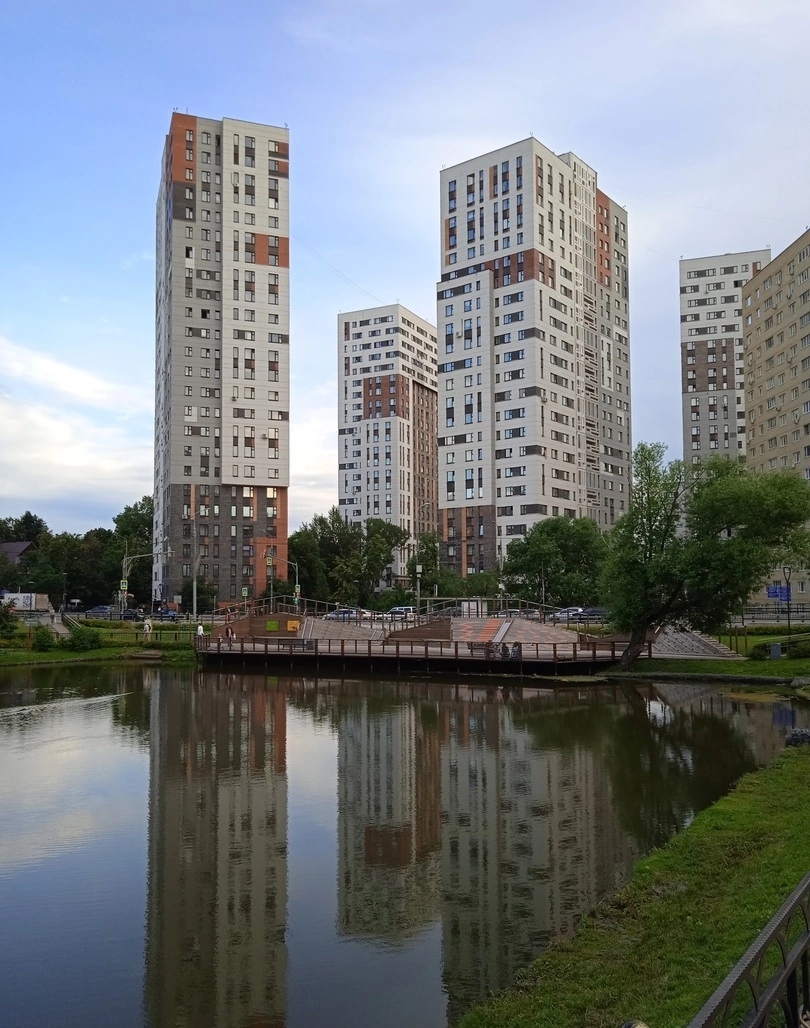 Поселение Сосенское, пос. Коммунарка, микрорайон Эдальго, 7; пос. Коммунарка, микрорайон Эдальго, 6
