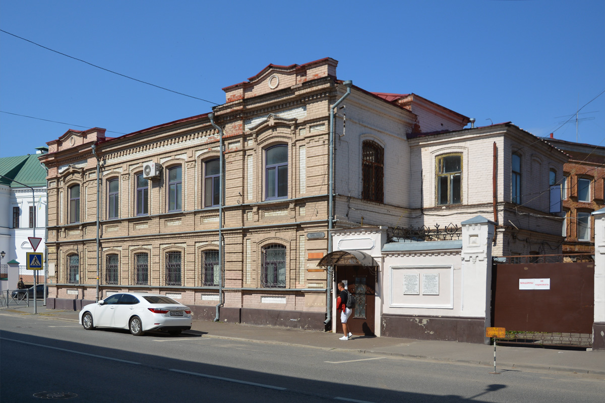 Казань, Улица Парижской Коммуны, 20 / Улица Габдуллы Тукая, 37
