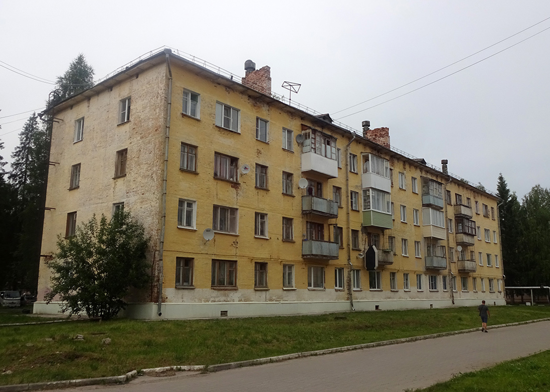 Мирный, Улица Гагарина, 1