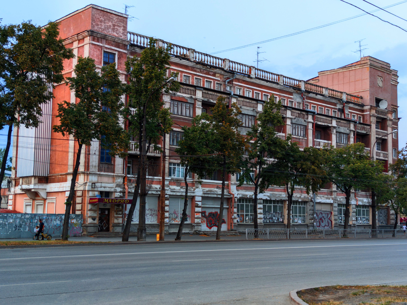 Yekaterinburg, Улица Машиностроителей, 4 / Бульвар Культуры, 1