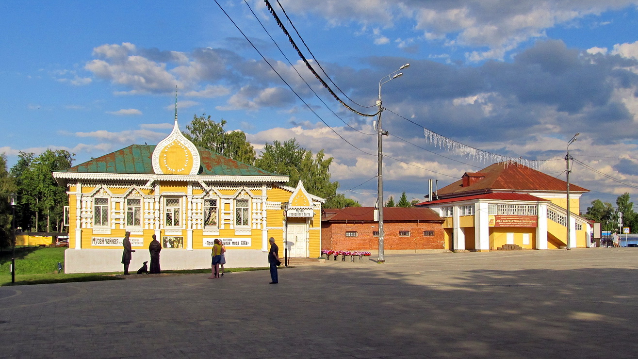 Углич, Успенская площадь, 5; Ярославская улица, 1