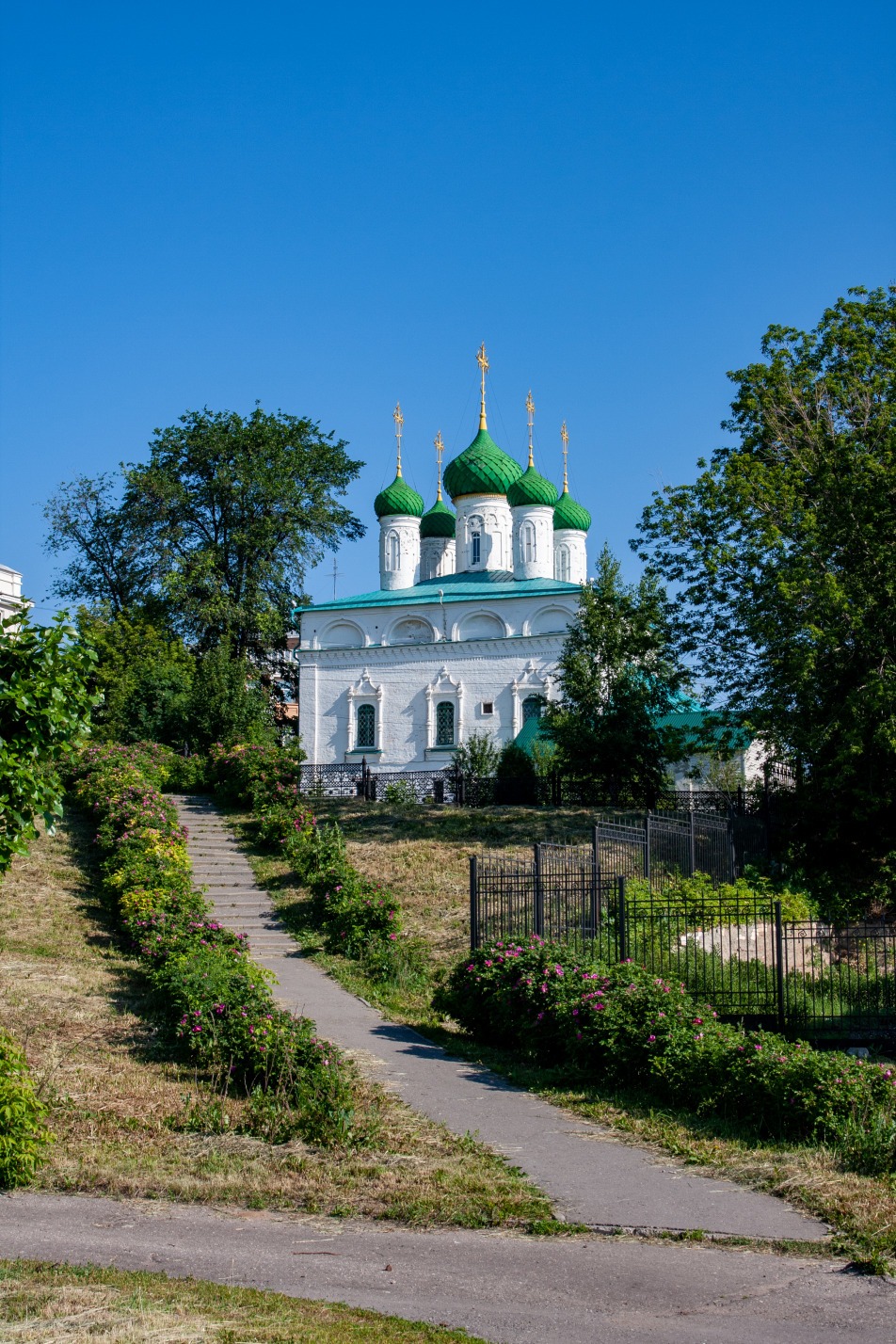 Чебоксары, Улица Константина Иванова, 13 / улица Бондарева, 12А