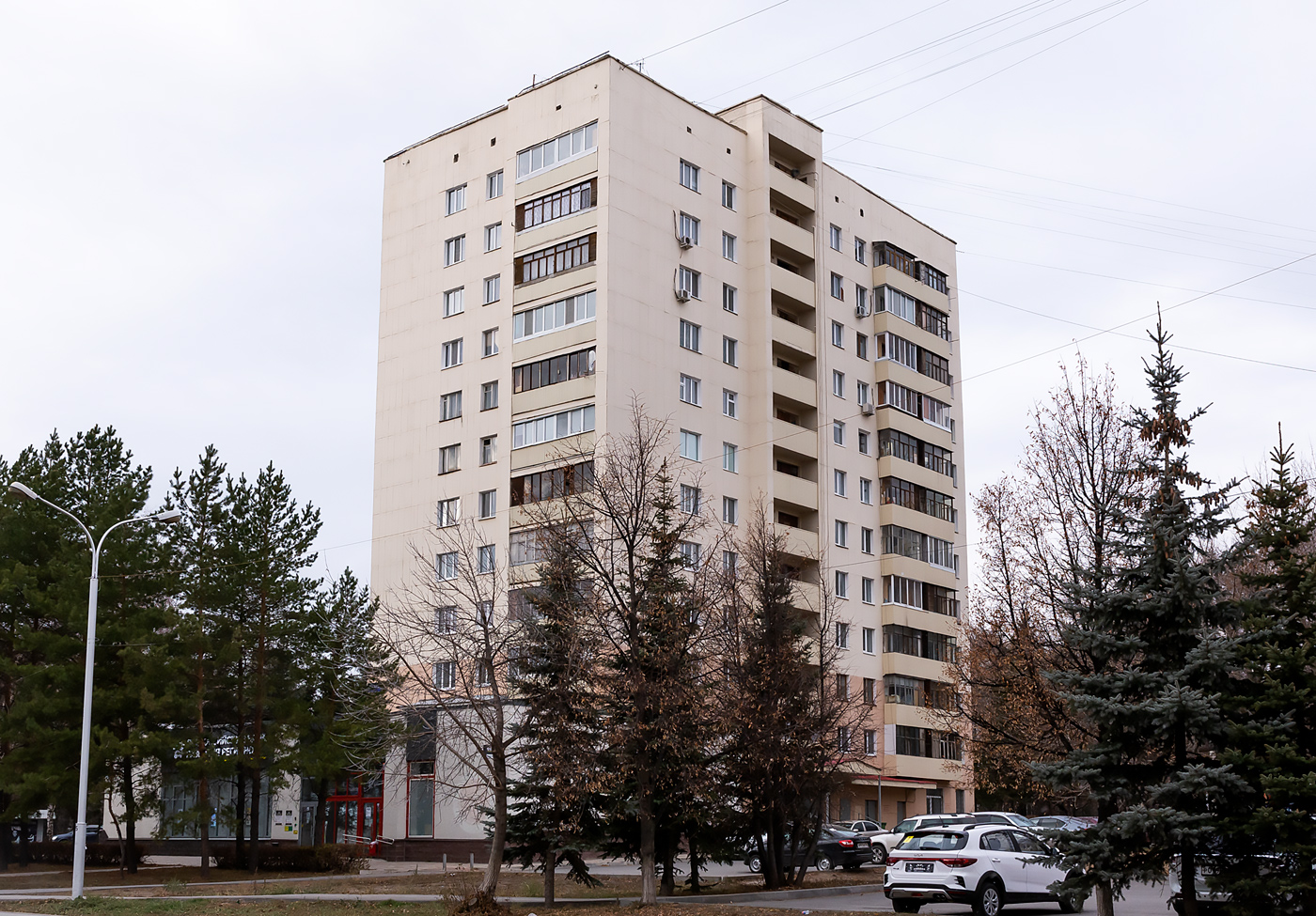 Уфа, Улица Комарова, 12 / Улица Мира, 1