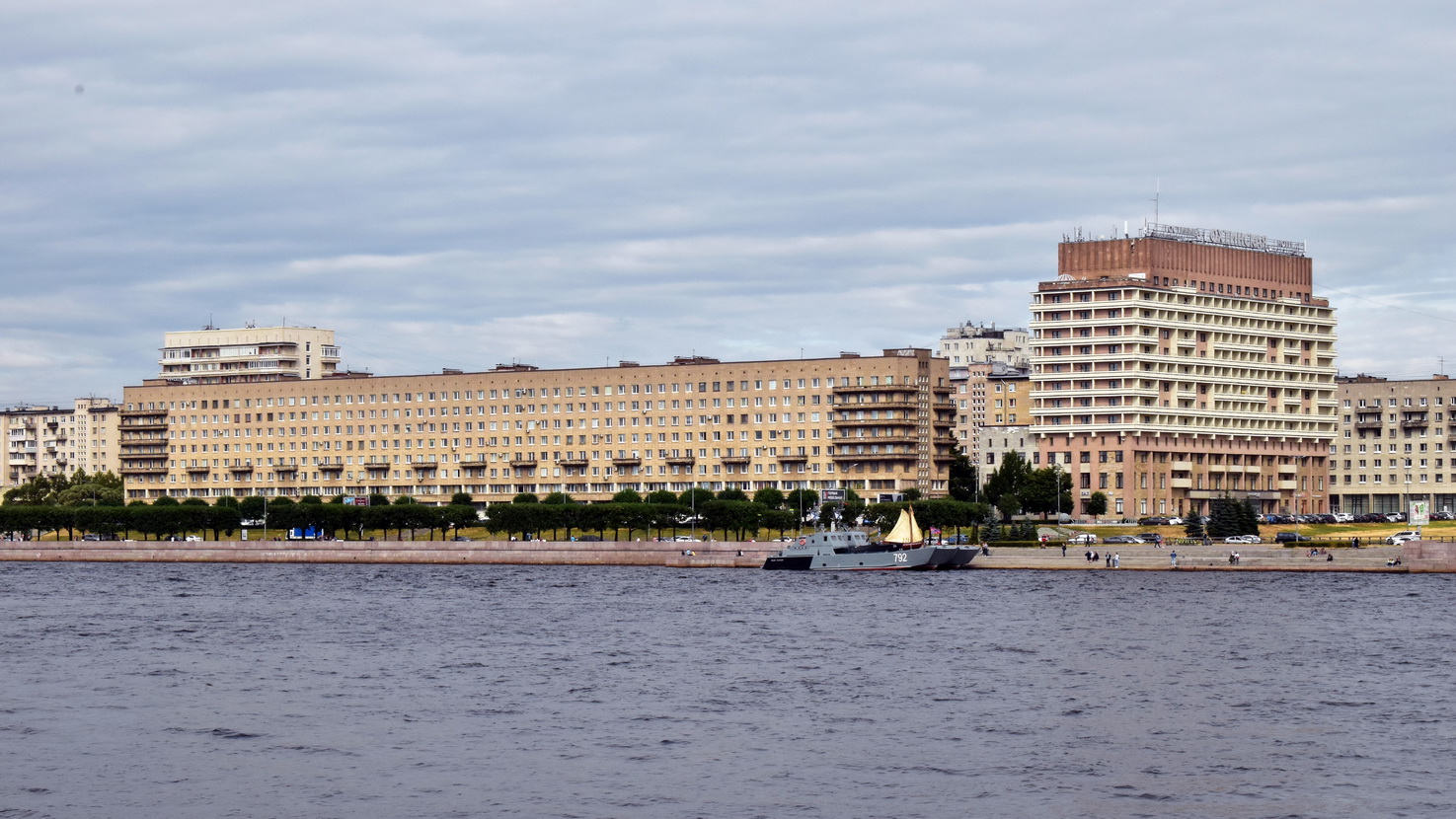 Sankt Petersburg, Свердловская набережная, 64; Большеохтинский проспект, 4