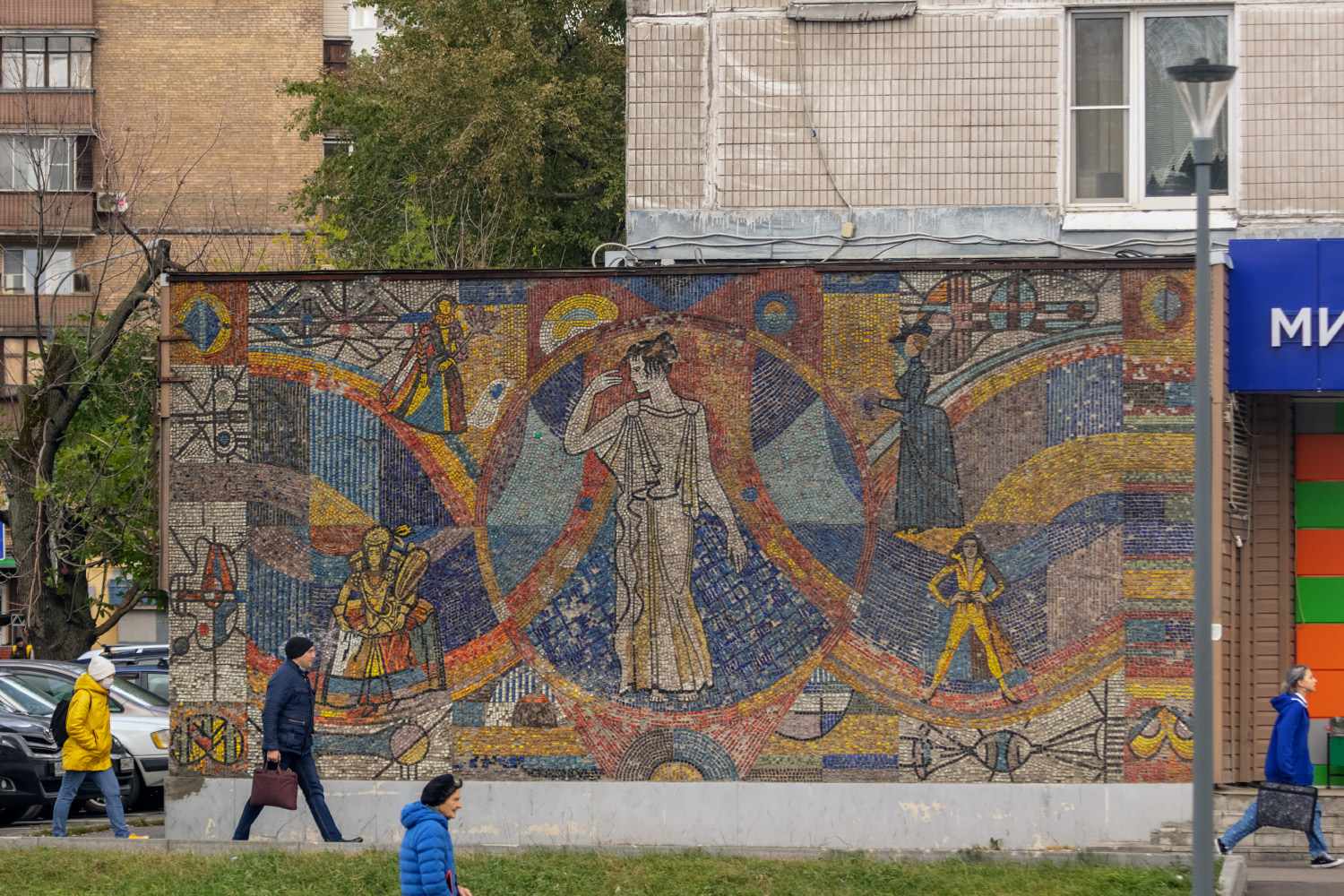 Москва, Измайловское шоссе, 6. Монументальное искусство (мозаики, росписи, барельефы, сграфито)
