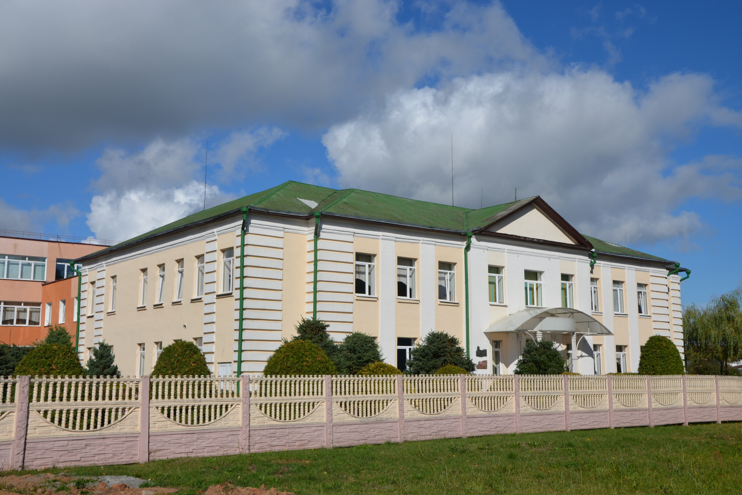 Островец, Ленинская улица, 4*