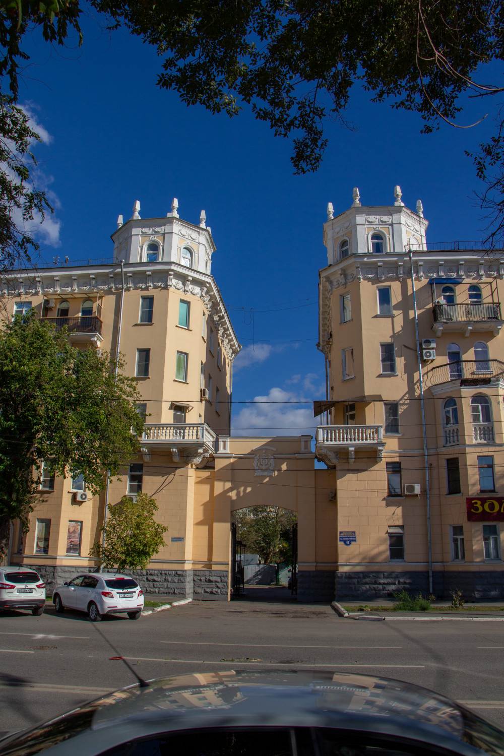 Астрахань, Соборная площадь, 2; Адмиралтейская улица, 8