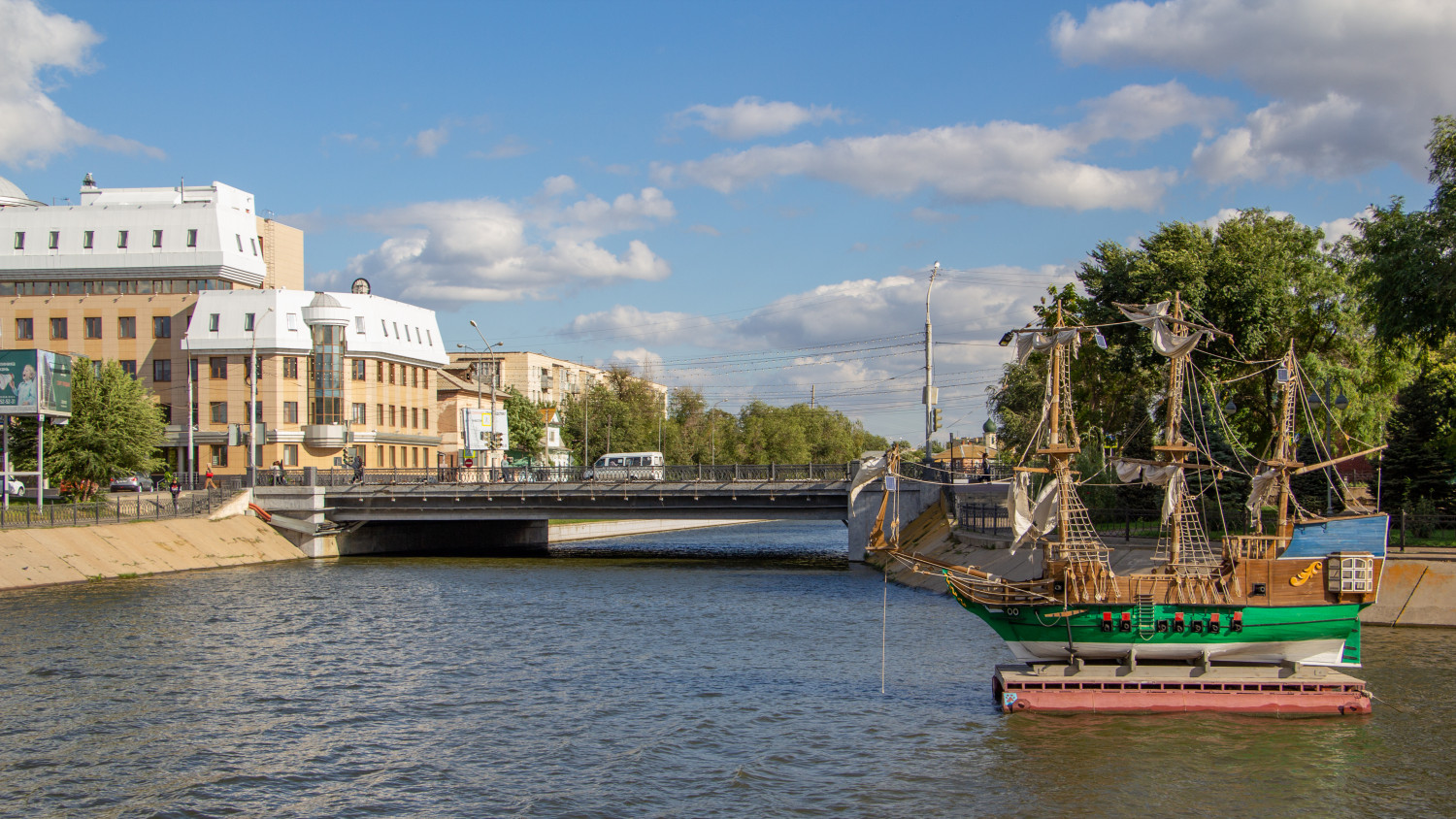 Астрахань, Таможенный мост; Площадь Шаумяна, 2