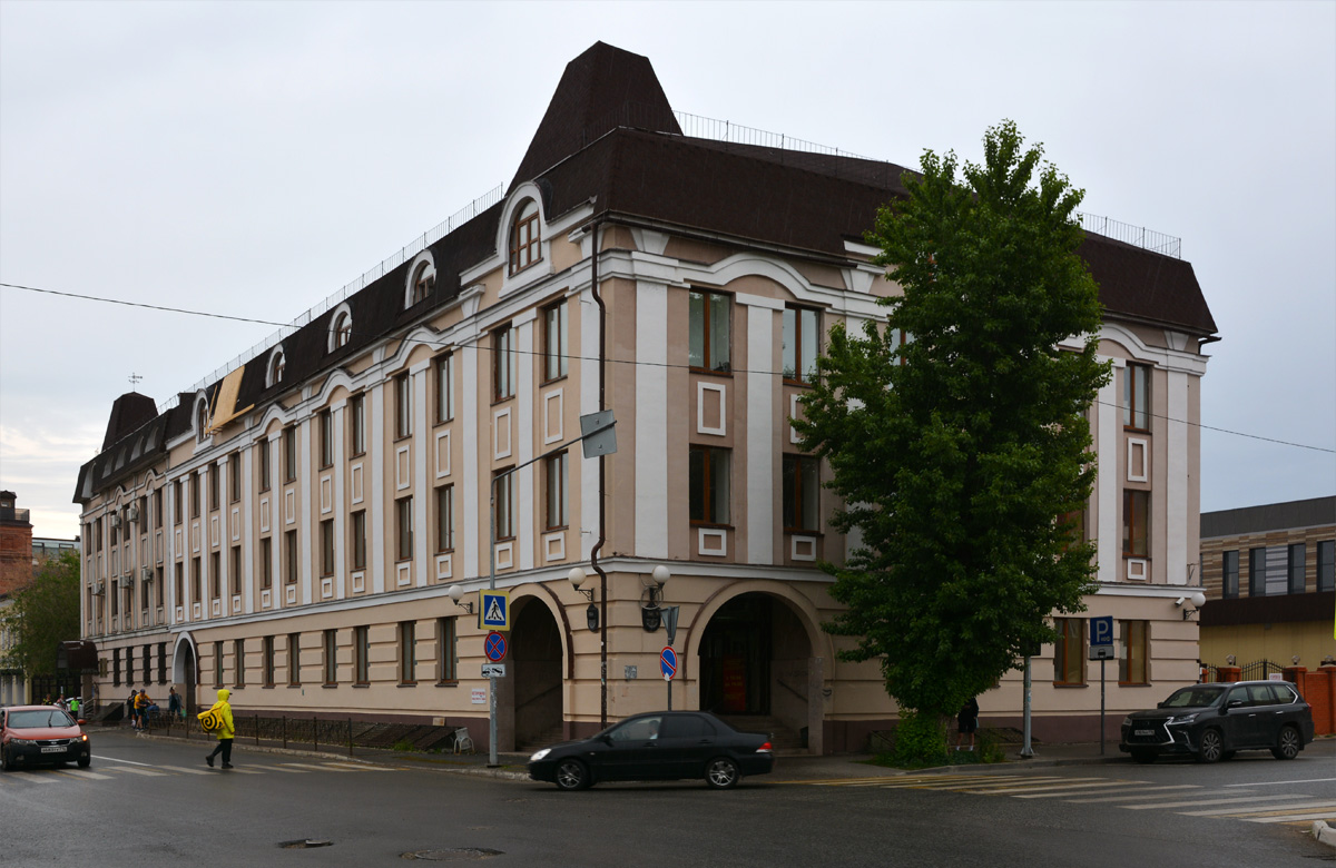 Казань, Улица Тази Гиззата, 7 / Улица Гаяза Исхаки, 17