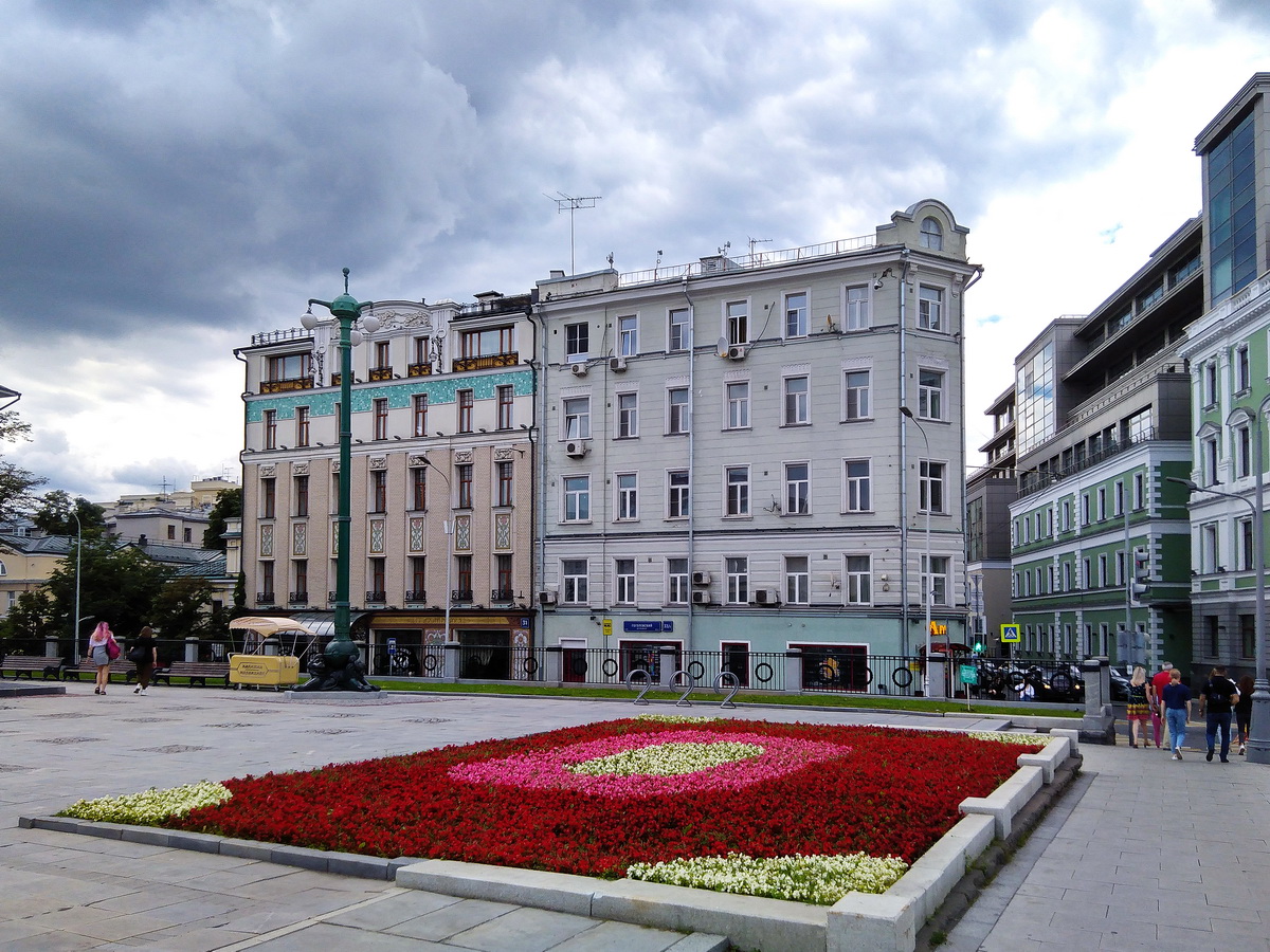 Москва, Гоголевский бульвар, 31 стр. 1; Малый Афанасьевский переулок, 1 / Гоголевский бульвар, 33