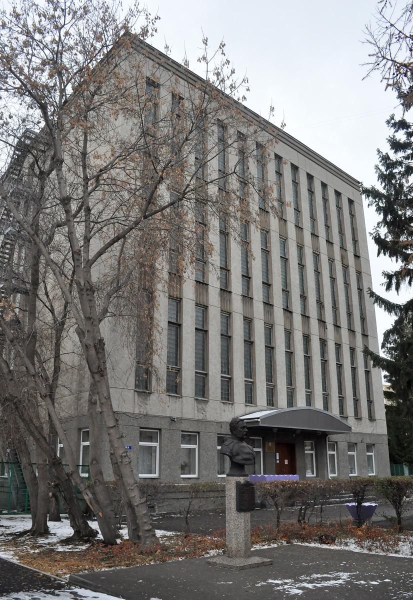 Омск, Красногвардейская улица, 6 / Улица Певцова, 9