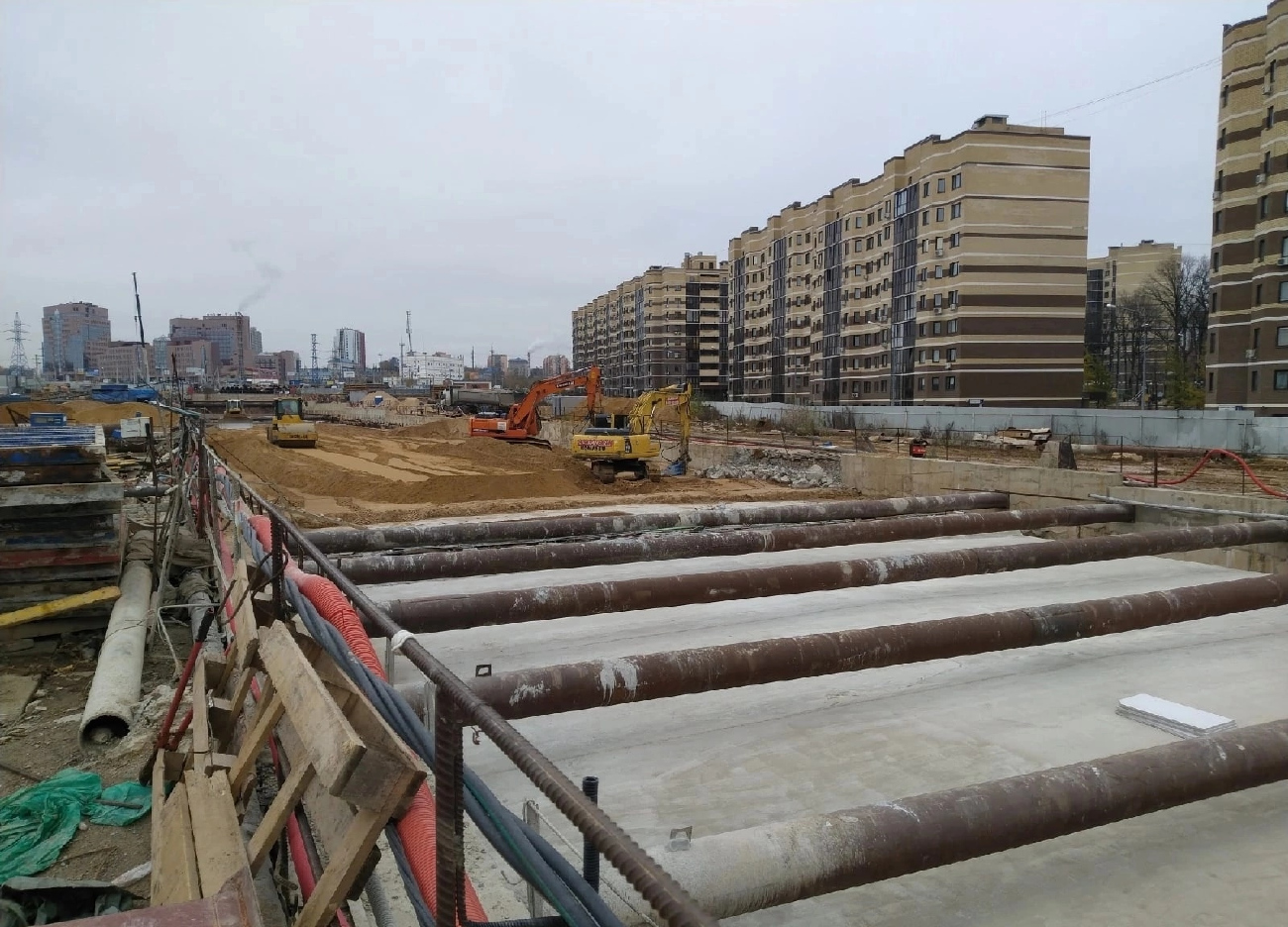 Поселение Сосенское, Троицкая линия Московского метрополитена, станция метро «Коммунарка»; пос. Коммунарка, улица Сосенский Стан, 3