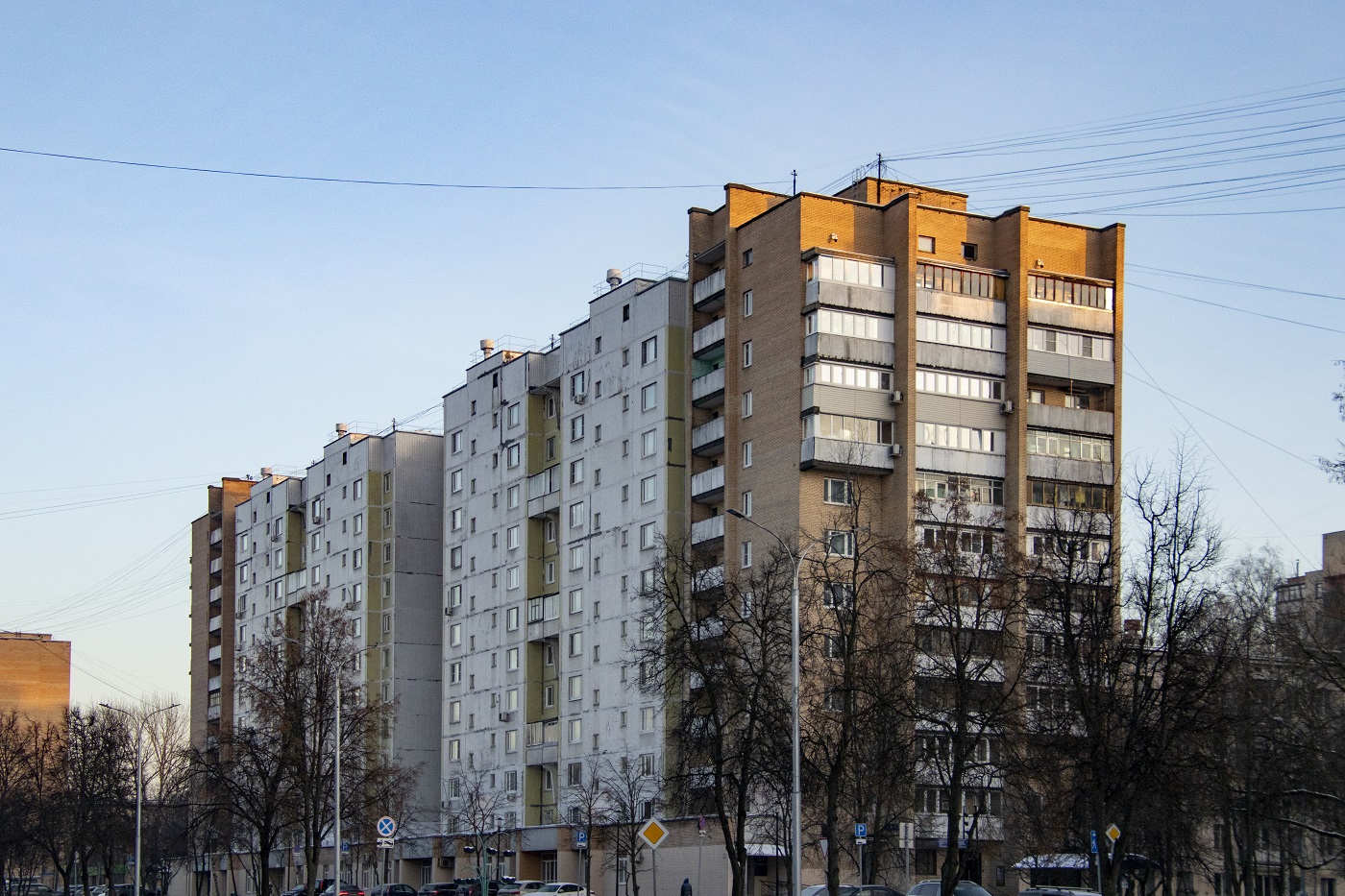 Moscow, Бульвар Яна Райниса, 17 (подъезды 2–5); Бульвар Яна Райниса, 17 (подъезд 1)