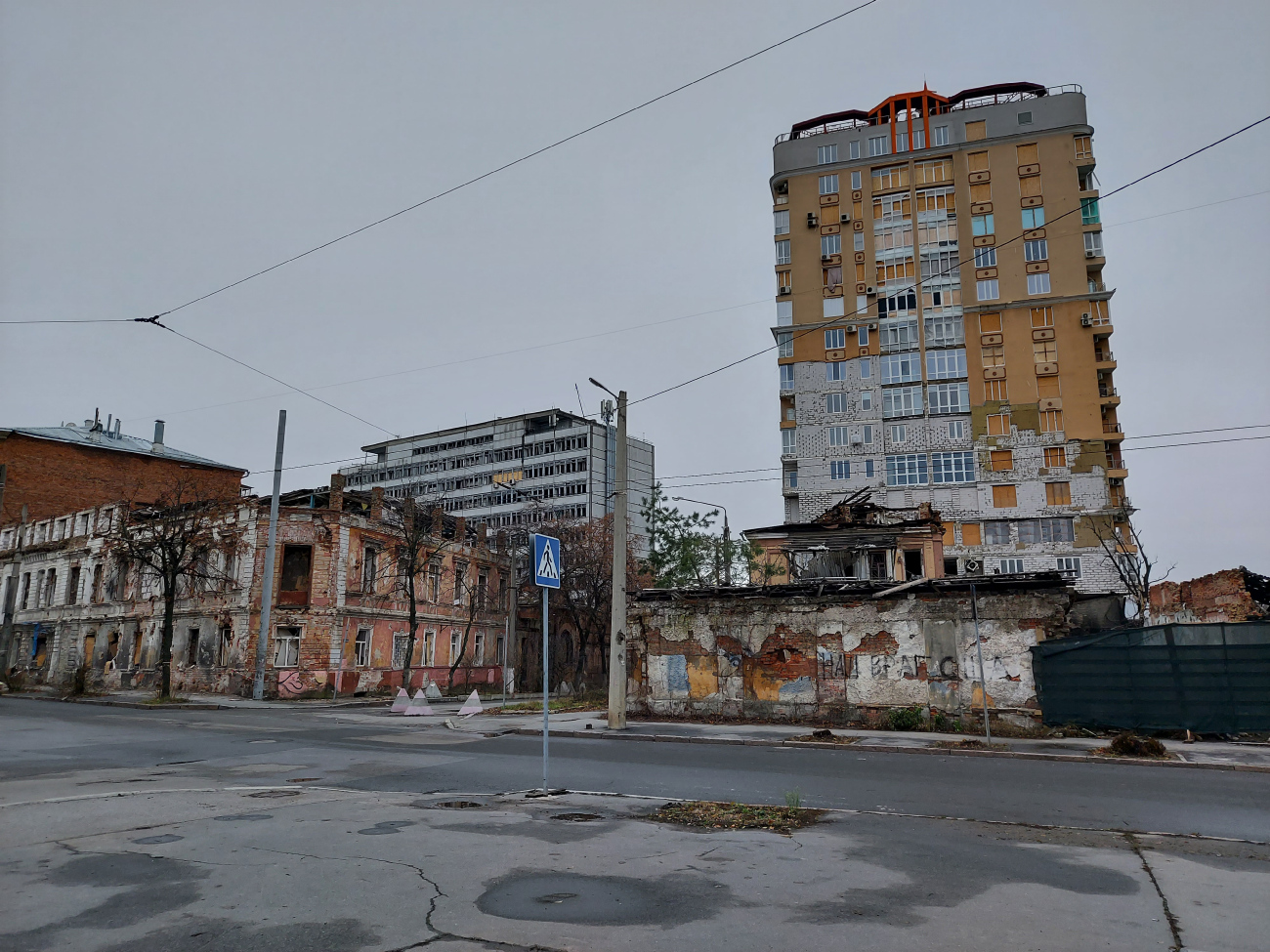 Kharkov, Площадь Героев небесной сотни, 6 / переулок карбышева, 5; Переулок Карбышева, 3