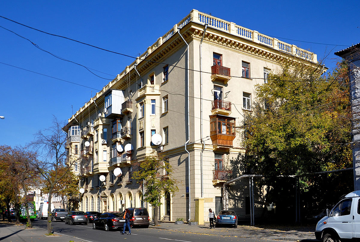 Харьков, Площадь Героев небесной сотни, 33