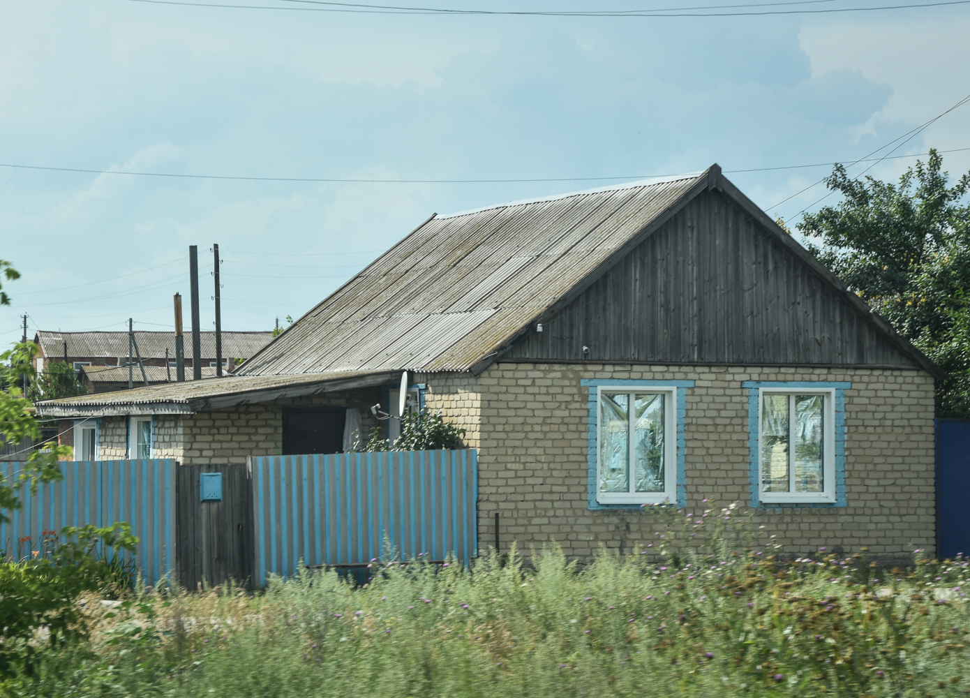 Пугачёвский район, прочие н.п., с. Большая Таволожка, улица Бутыркина, 1