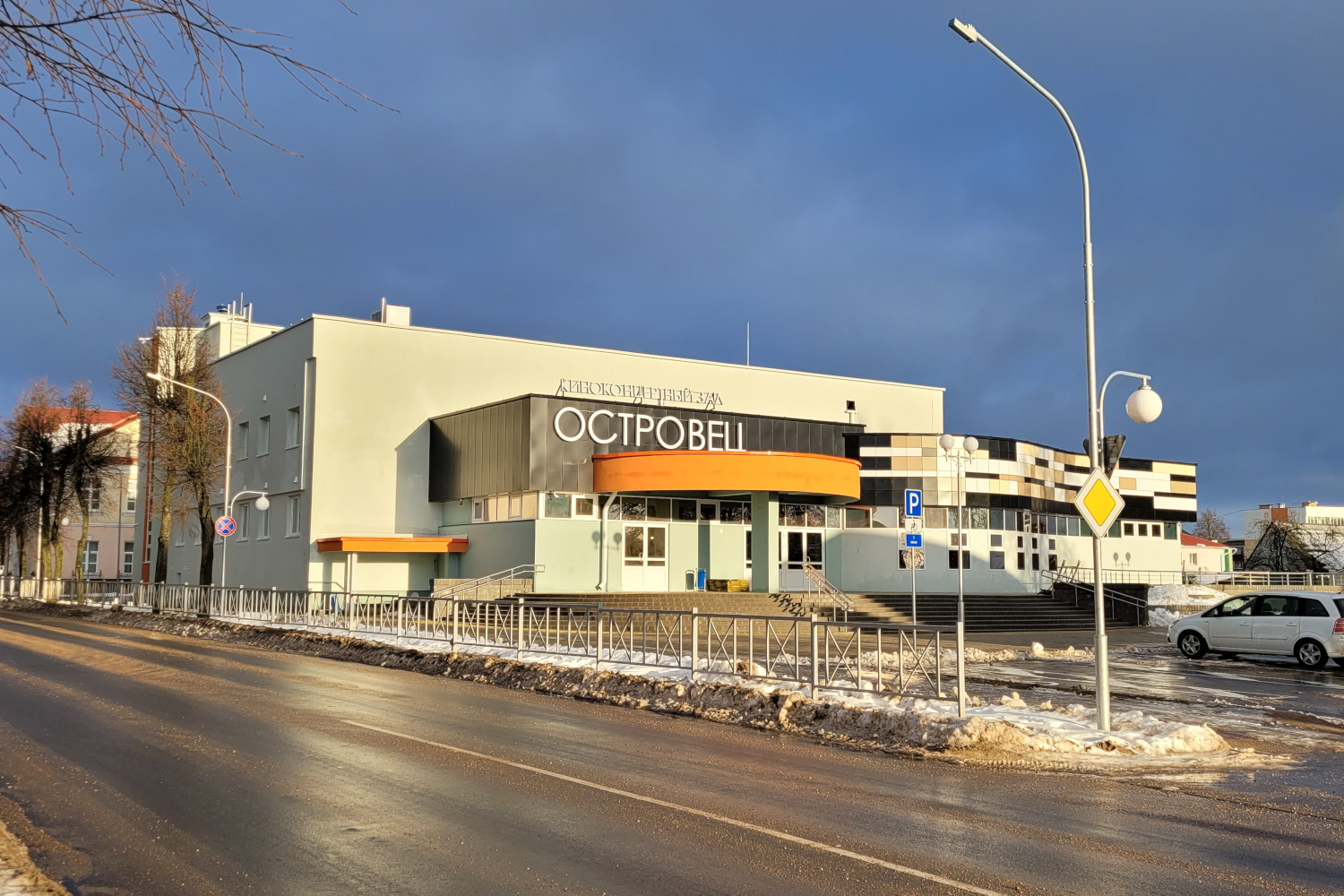 Островец, Октябрьская улица, 3