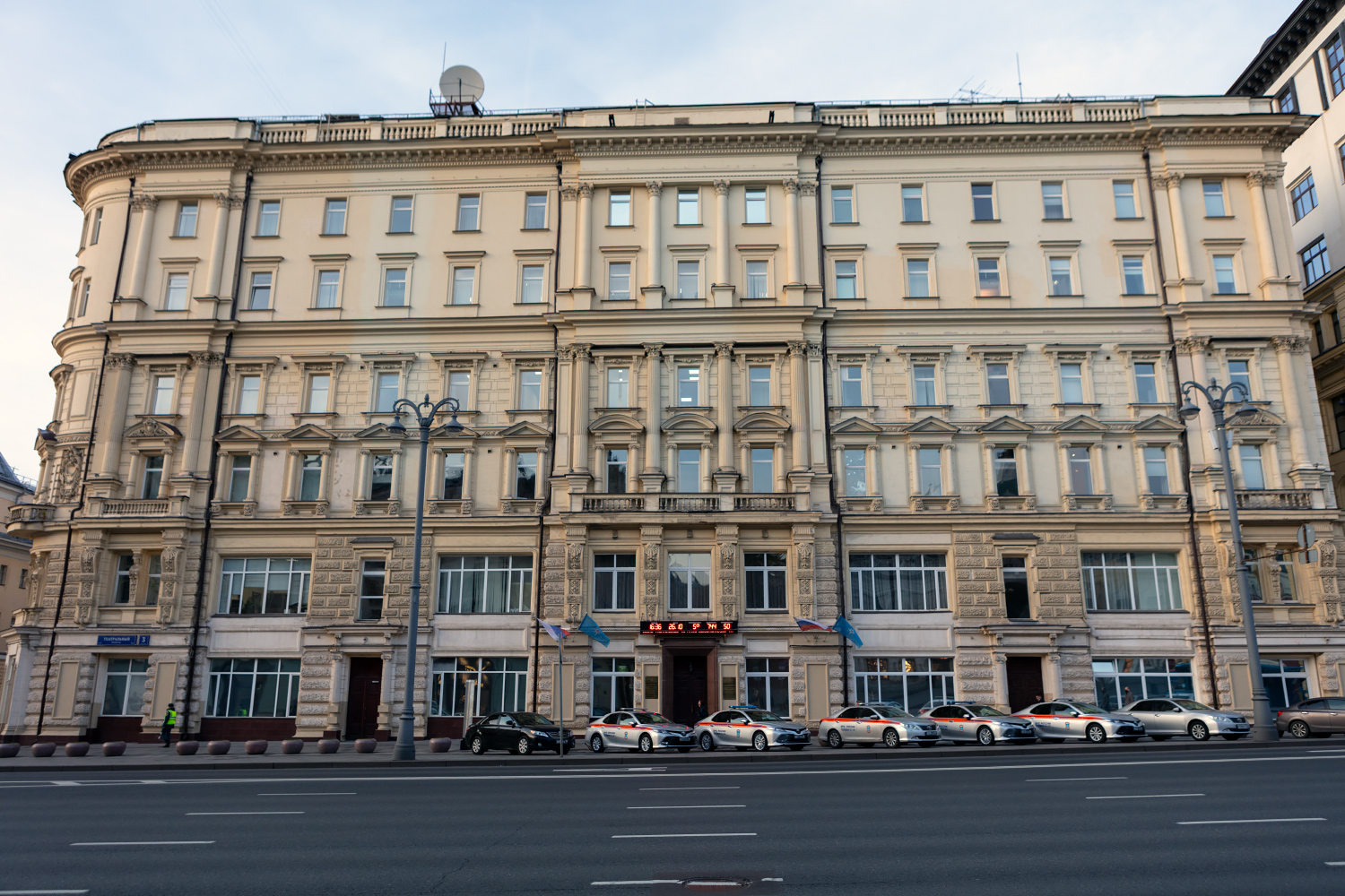 Москва, Неглинная улица, 2 / Театральный проезд, 3 стр. 2