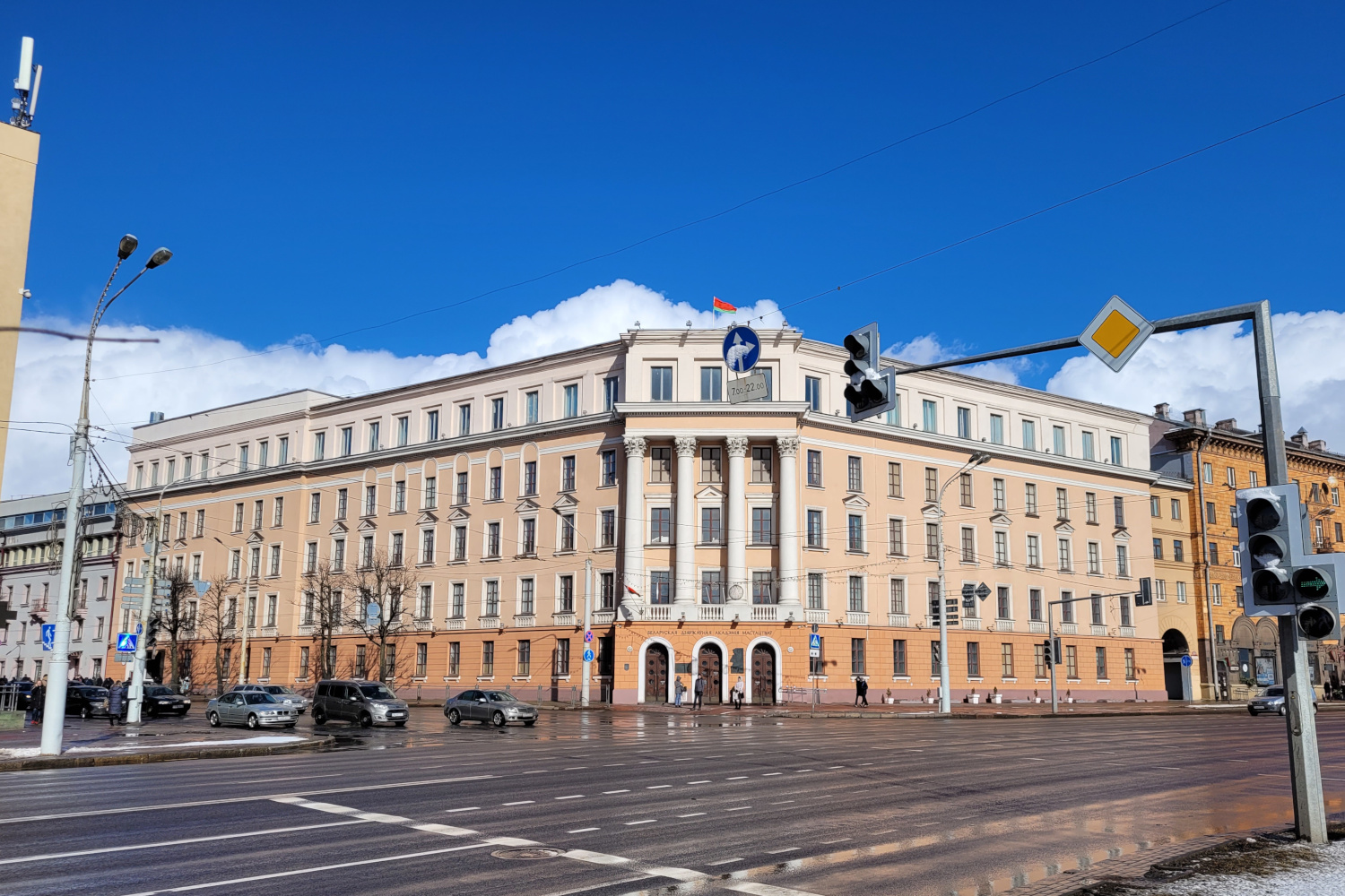 Минск, Проспект Независимости, 81 / Улица Сурганова, 12