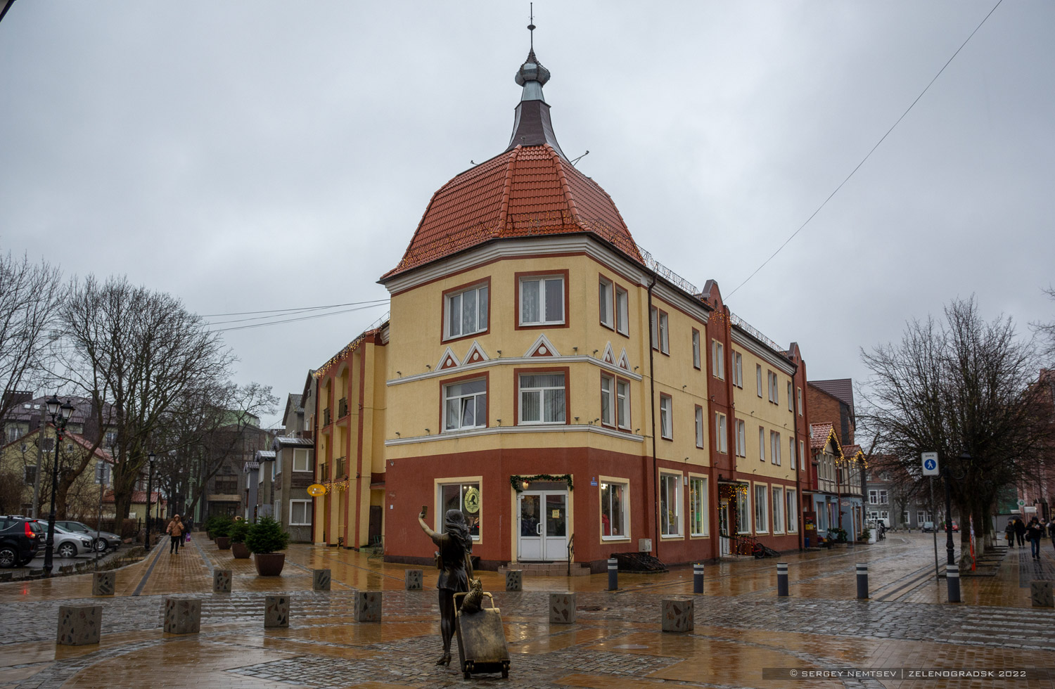 Зеленоградск, Курортный проспект, 8 /  Улица Володарского, 1