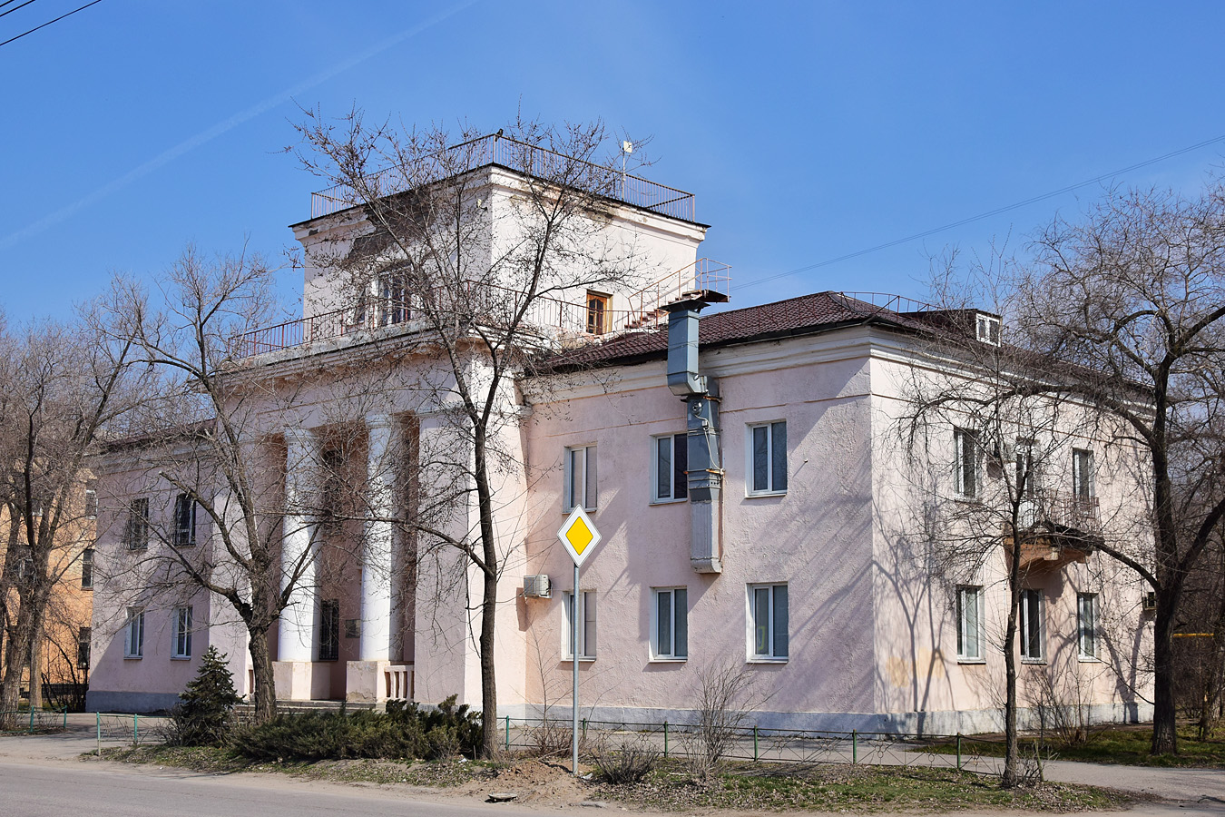 Волжский, Набережная улица, 13