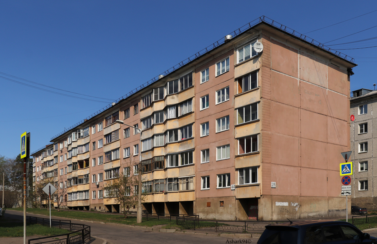 Железногорск, Комсомольская улица, 44 / Улица Маяковского, 28