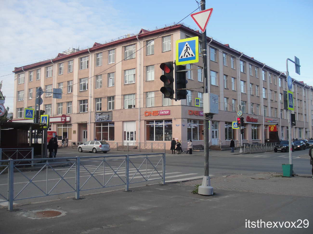 Архангельск, Троицкий проспект, 38 / Поморская улица, 5