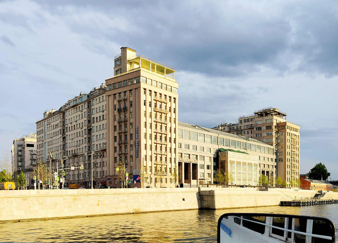 Москва, Улица Серафимовича, 2 / Берсеневская набережная, 20