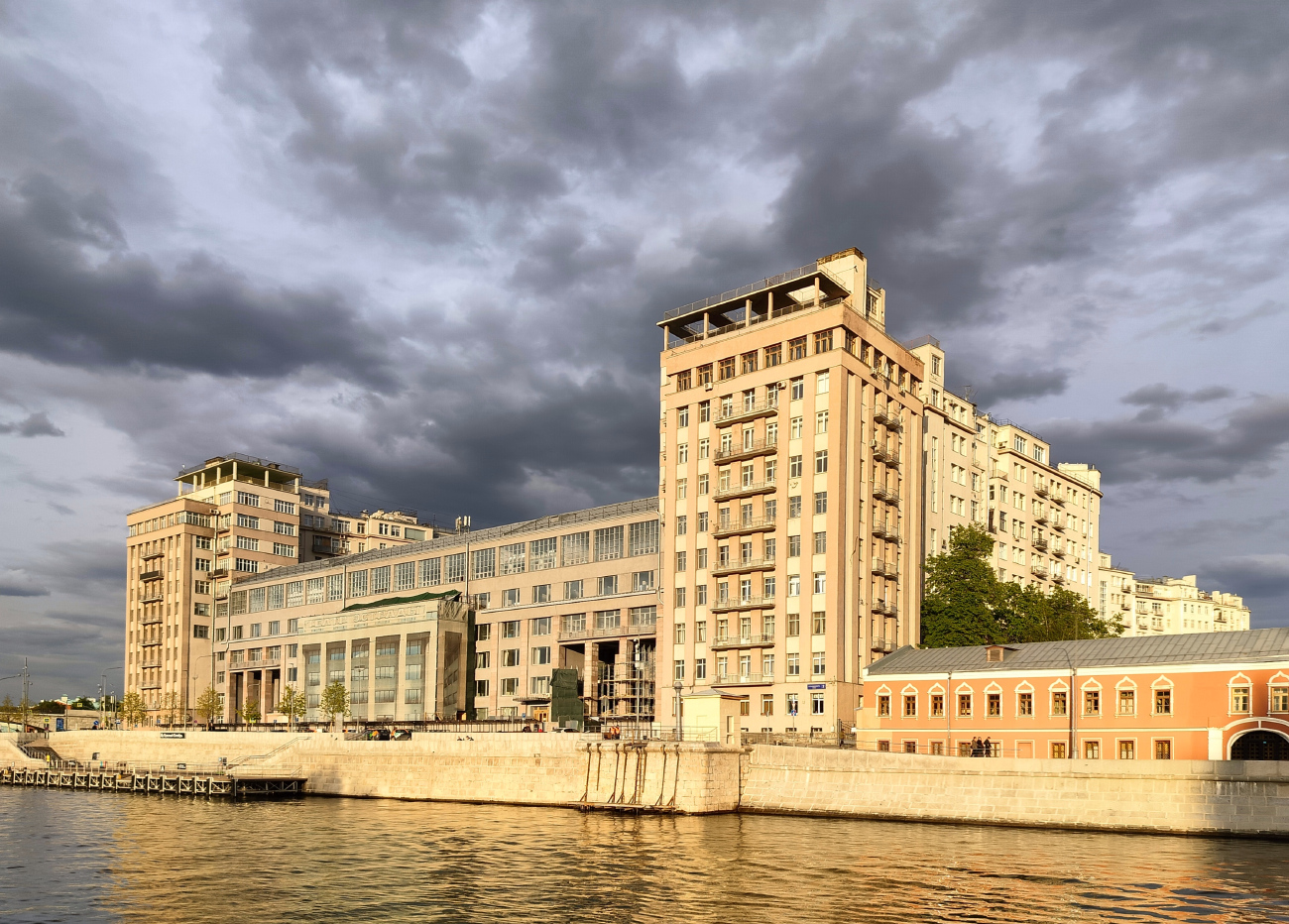 Москва, Улица Серафимовича, 2 / Берсеневская набережная, 20