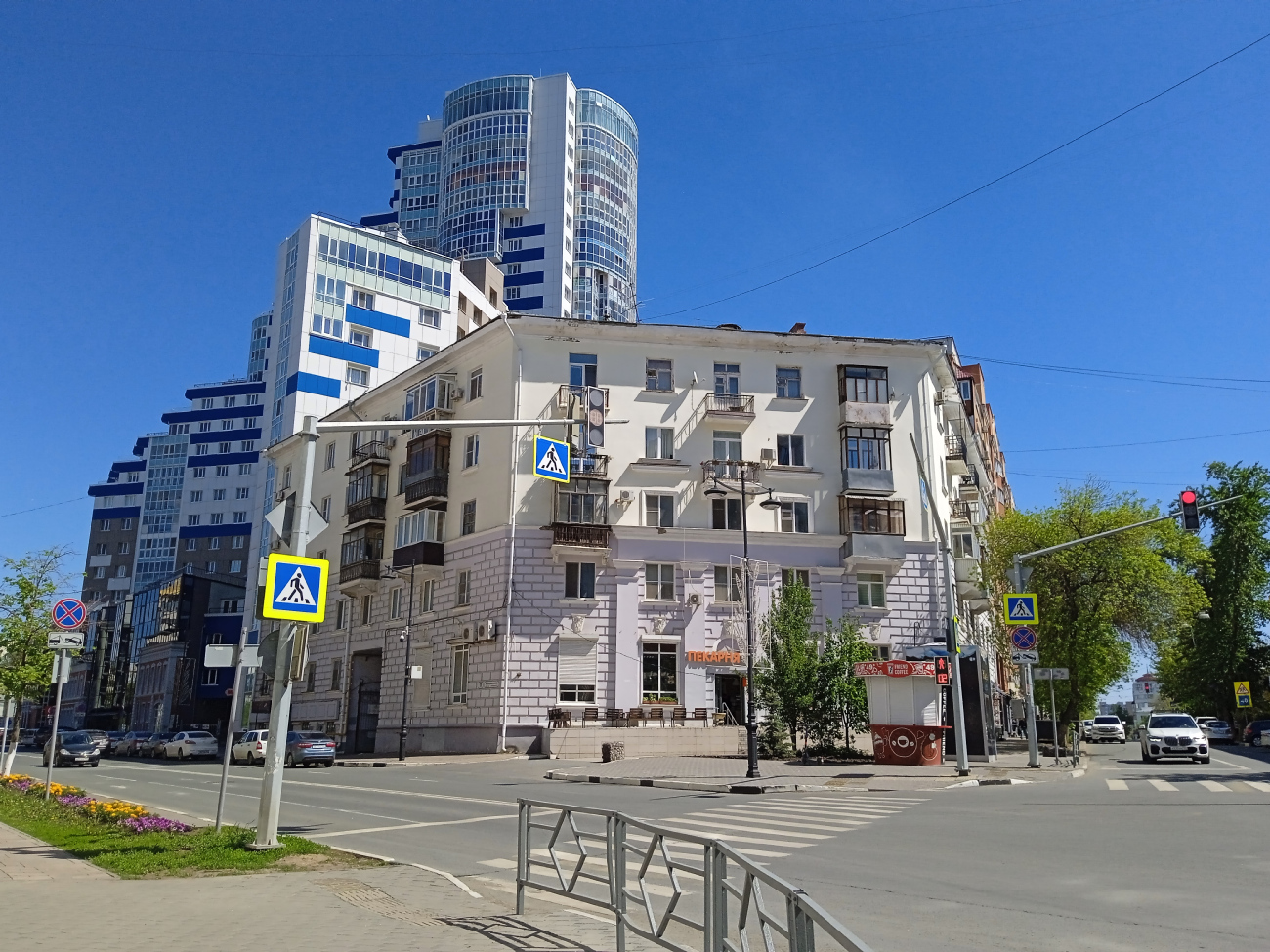 Самара, Молодогвардейская улица, 135 / Ульяновская улица, 8; Молодогвардейская улица, 139
