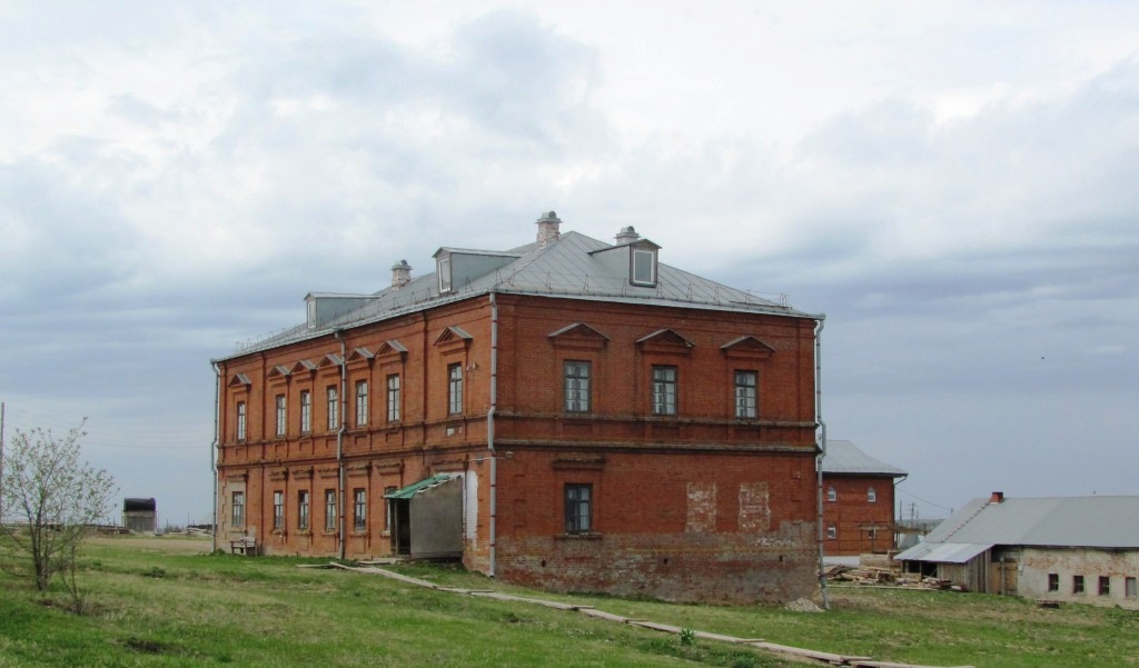 Кунгурский муниципальный округ, прочие н.п., Дер. Белая Гора, братский корпус №2