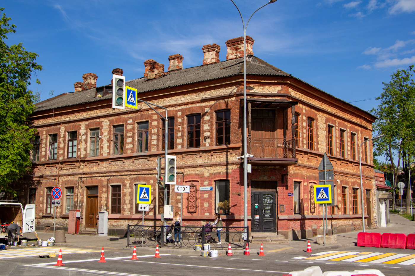 Псков, Улица Герцена, 2 / Улица Леона Поземского, 3