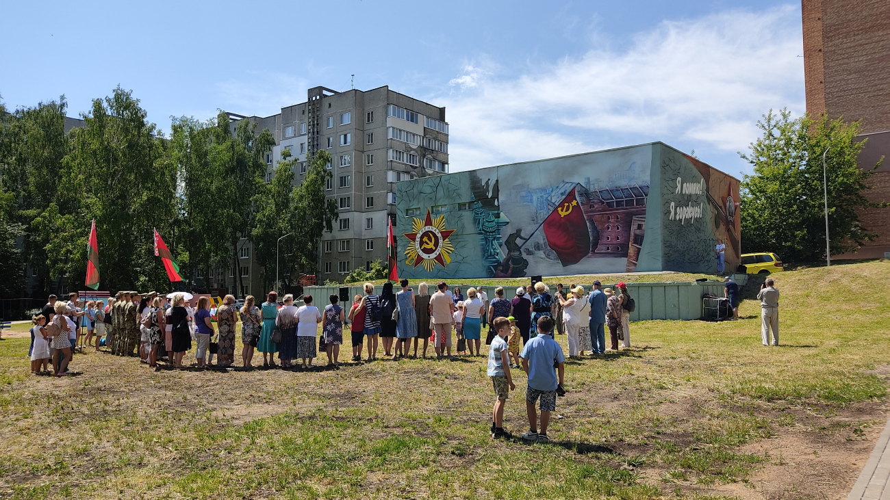 Минск, Проспект Газеты "Звязда", 26А. Монументальное искусство (мозаики, росписи, барельефы, сграфито)