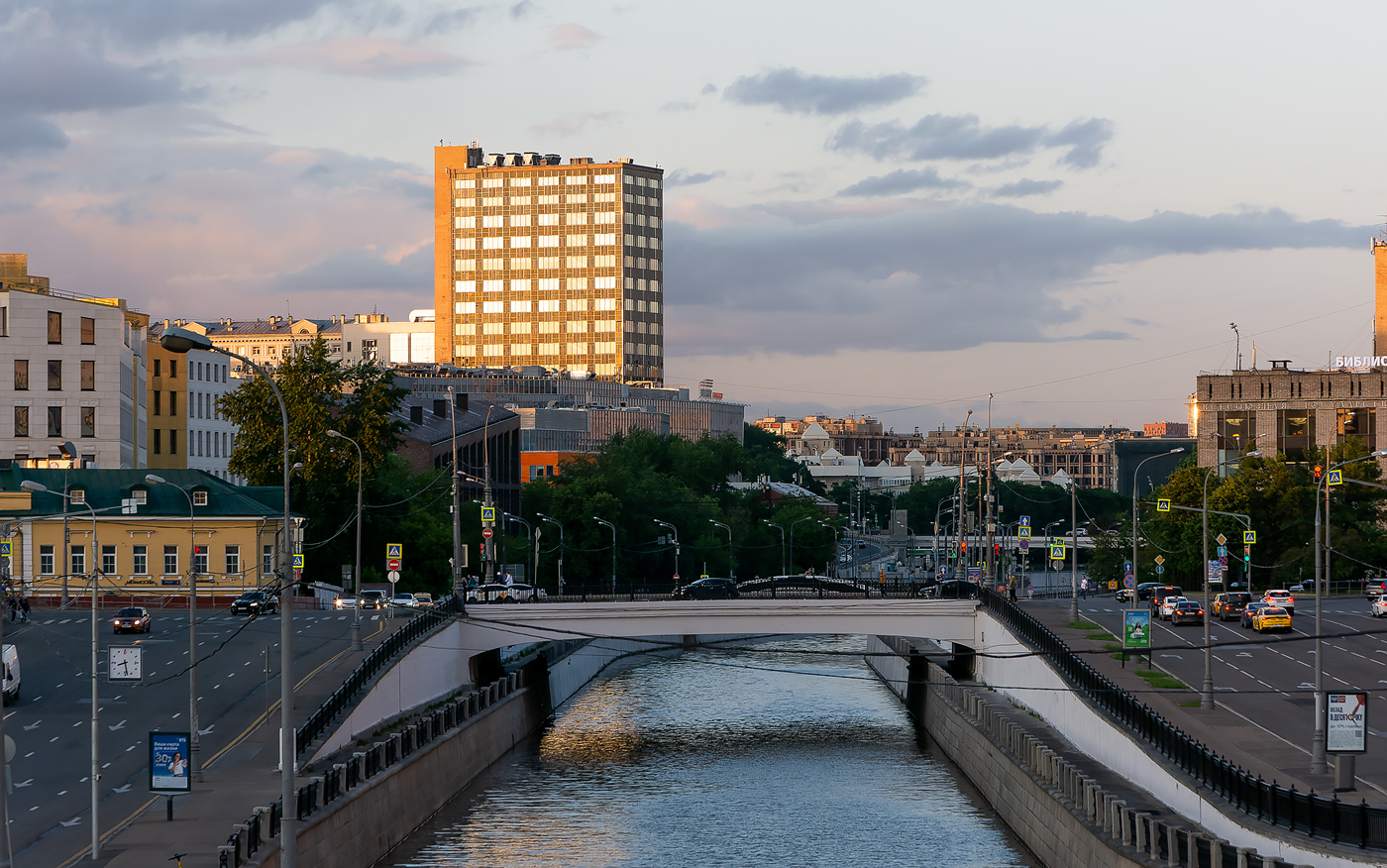 Москва, Яузская улица, Астаховский мост; Улица Земляной Вал, 50А / Серебряническая набережная, 8 стр. 2
