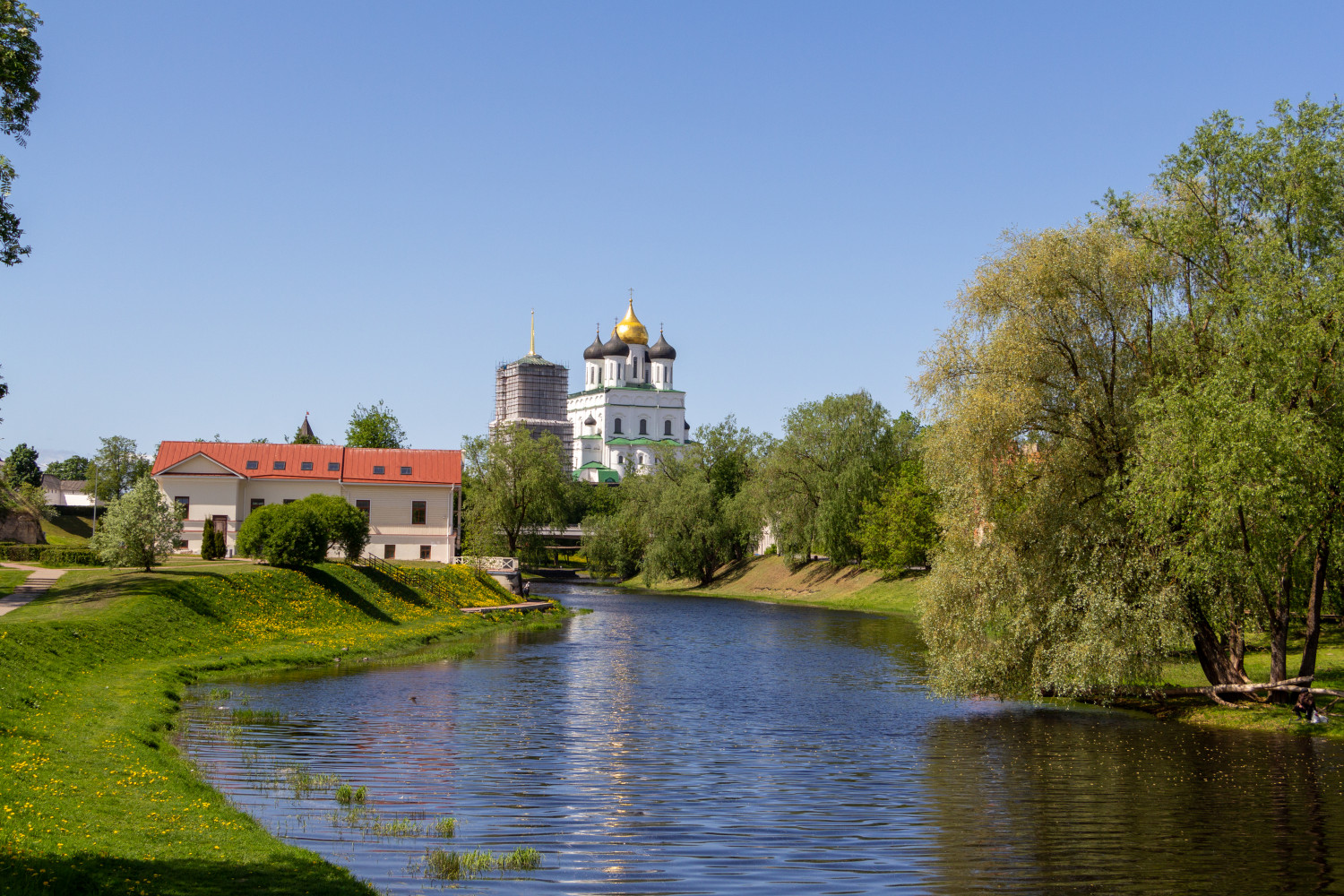 Псков, Милицейская улица, 4; Кремль, 3; Кремль, 2/1