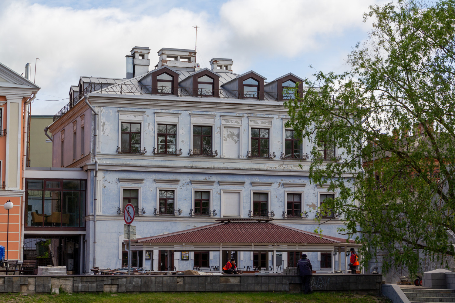 Pskov, Советская набережная, 1 / Улица Леона Поземского, 2