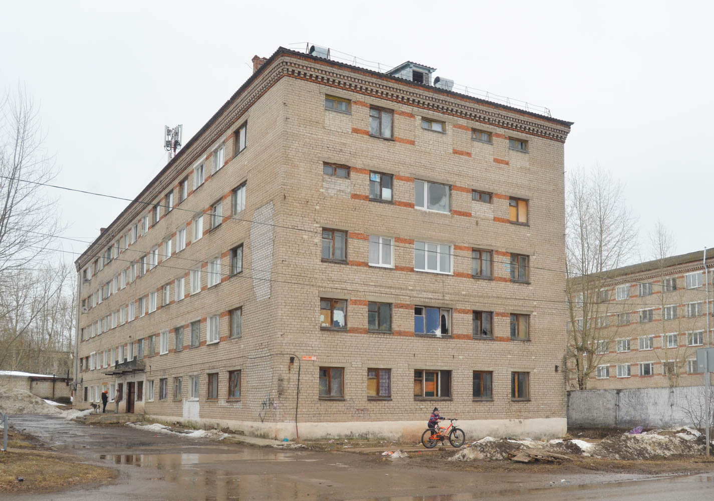 Соликамск, Молодёжная улица, 13