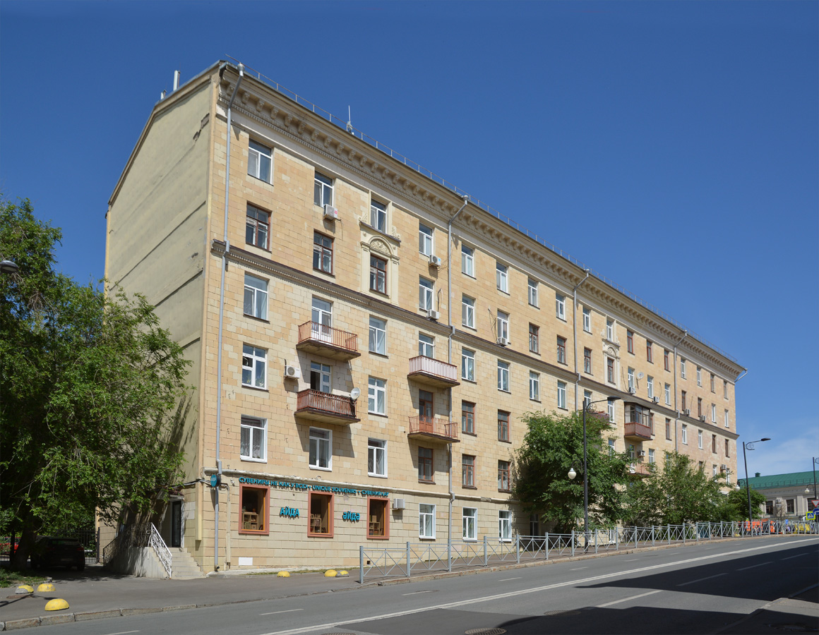 Казань, Кремлёвская улица, 2А / Улица Чернышевского, 4