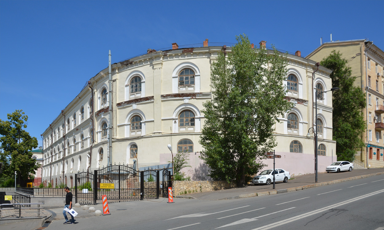 Casáin, Кремлёвская улица, 2 / Улица Чернышевского, 6